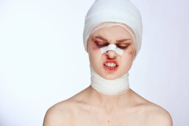 Kadın estetik ameliyat, çıplak omuzlar, hafif arka plan.