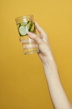 Salatalık taze vitaminler zehirden arındırma sarı arka plan kozmetolojisi