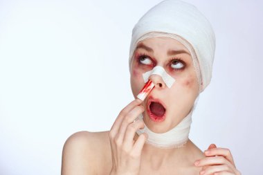 Duygusal kadın estetik ameliyatı. Omuzları hafif arka plan.