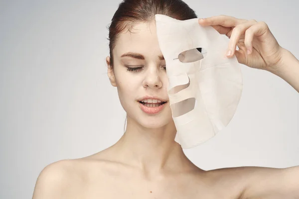 Žena s holými rameny a obličejovou maskou kosmetika péče o pleť — Stock fotografie