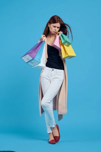 Vrolijk vrouw aantrekkelijk look winkelen glimlach zomer stijl blauw achtergrond — Stockfoto