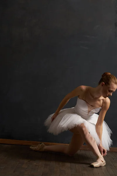 Bailarina de mujer en tutú blanco performance grace dance —  Fotos de Stock