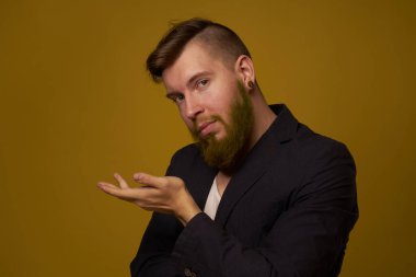 Siyah ceket duygularında ciddi bir ifadeyle uğraşıyoruz.