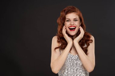 kızıl saçlı kadın parlak makyaj cazibesi poz veren gece elbiseleri