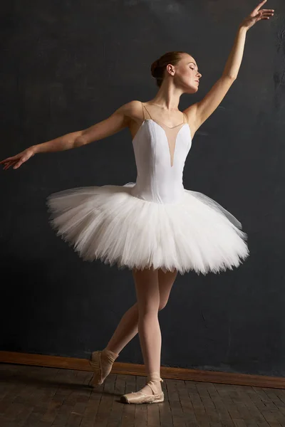 Vrouw ballerina in witte tutu prestaties gratie dans — Stockfoto