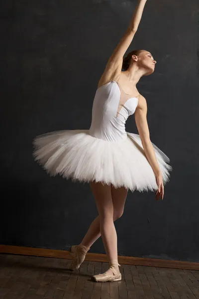 Mulher bailarina em branco tutu desempenho graça dança — Fotografia de Stock