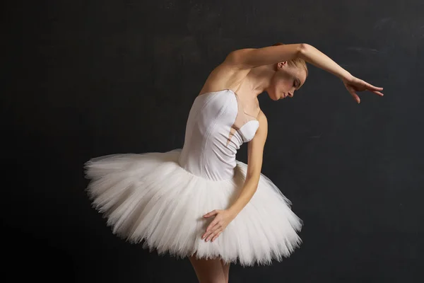 Bailarina em um branco tutu dança desempenho silhueta fundo escuro — Fotografia de Stock