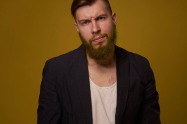 Siyah ceket duygularında ciddi bir ifadeyle uğraşıyoruz.