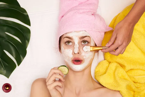 Csinos nő arc maszk bőr tisztító pálma levél kilátás felülről — Stock Fotó