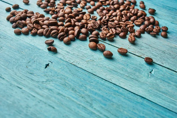 咖啡豆热饮料洒出颗粒照片的对象 — 图库照片