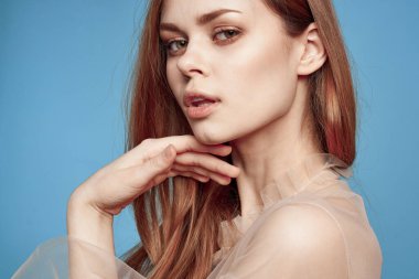 Bej elbiseli bir kadının portresi. Cazibeli model stüdyosu.