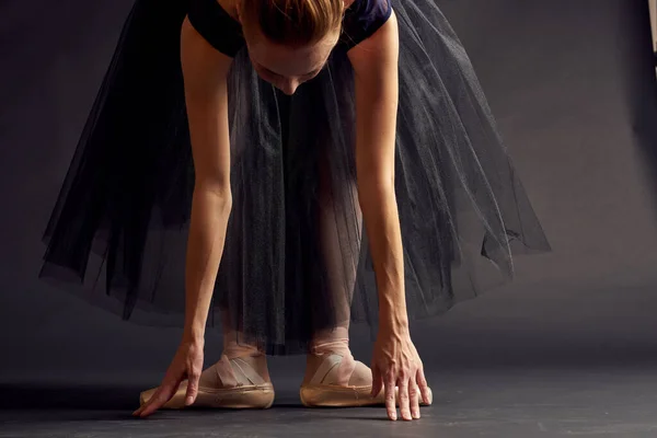 Vrouwen ballerina dans uitgevoerd klassieke stijl donkere achtergrond — Stockfoto