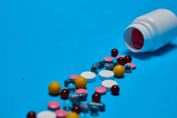Medicamento frasco Productos farmacéuticos medicamentos jeringa fondo azul — Foto de Stock