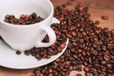 Yukarıdan bir fincan kahve gurmesi latte resmi