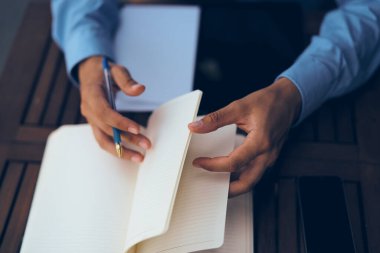 Sokaktaki masada oturan iş adamı.