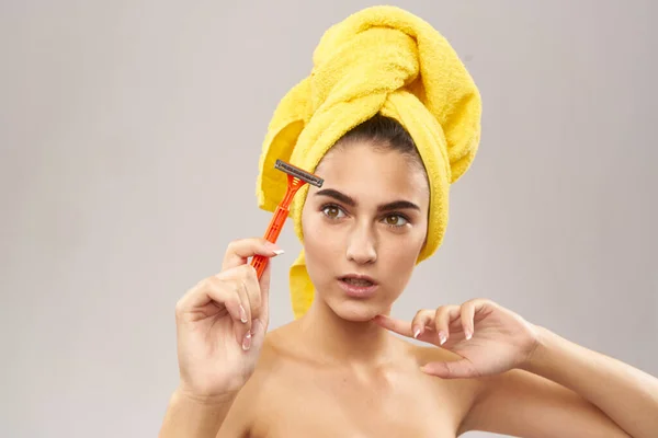 Vidám női borotva a kézben bőrápolás higiénia — Stock Fotó