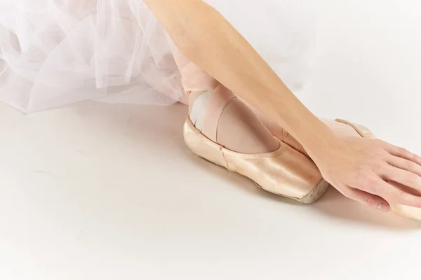 Μπαλαρίνες πόδια που θέτουν μόδα άσκηση χορού φως φόντο — Φωτογραφία Αρχείου
