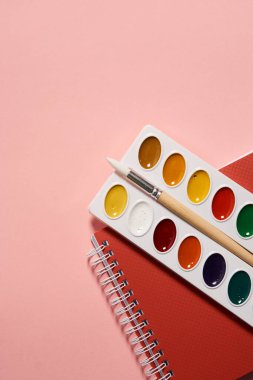 sanat fırçalarının nesneleri Yukarıdan Watercolor boyama araçları görünümü