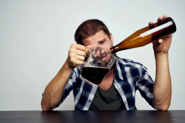 Borracho hombre cerveza alcohol emociones diversión aislado fondo —  Fotos de Stock