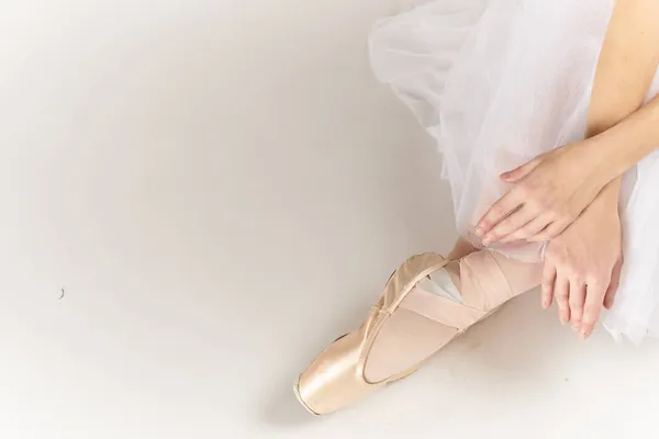 Ballerina Füße Tanz durchgeführt klassischen Stil Licht Hintergrund — Stockfoto