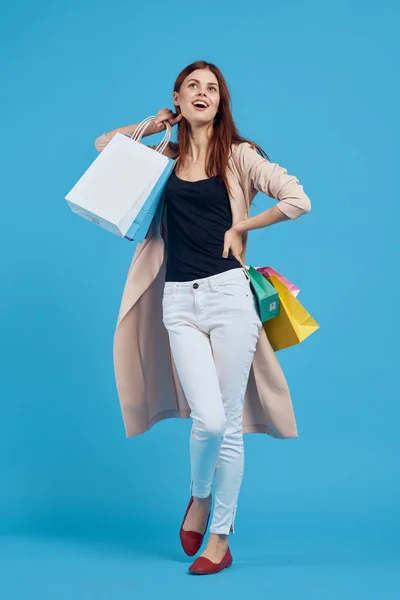 Glad kvinna attraktiv look shopping leende sommar stil blå bakgrund — Stockfoto