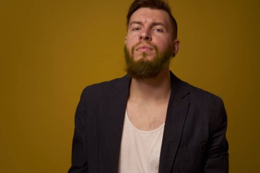 Siyah ceket duygularında ciddi bir ifadeyle uğraşıyoruz.