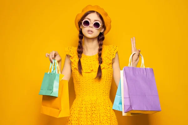 Mujer sonriente en un sombrero amarillo Estilo de moda Shopaholic fondo aislado —  Fotos de Stock