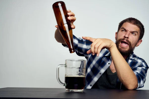 П'яний чоловік пиво алкогольні емоції весело ізольований фон — стокове фото
