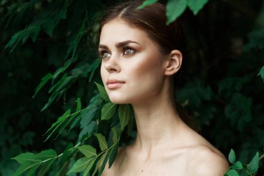 Bir kadının portresi makyaj spa doğası taze hava yaşam tarzı