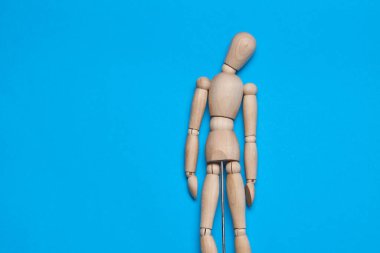 ahşap adam mankeni mavi arkaplan tasarımı nesnesi