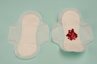 Kanlı, kadınsı hijyen regl koruma üst görünüm