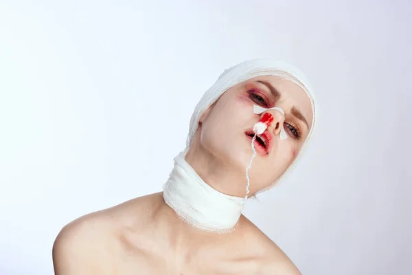 Érzelmi nő plasztikai műtét csupasz vállak elszigetelt háttér — Stock Fotó