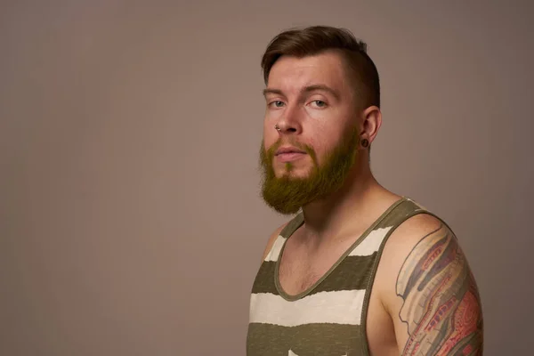 Bell'uomo con tatuaggi sulle braccia emozioni di acconciatura alla moda — Foto Stock