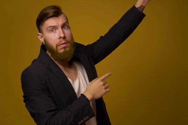 Бородатый мужчина модный пиджак прическа создает уверенность в себе — стоковое фото