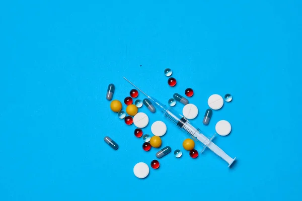 Analgésico Medicamentos medicamentos jeringa fondo azul — Foto de Stock