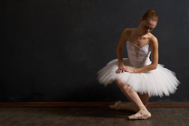 Balerin dansı performansı klasik karanlık arka plan geleneği