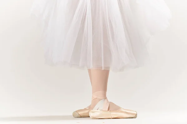 Ballerina piedi elegante stile arte equilibrio artista luce sfondo — Foto Stock