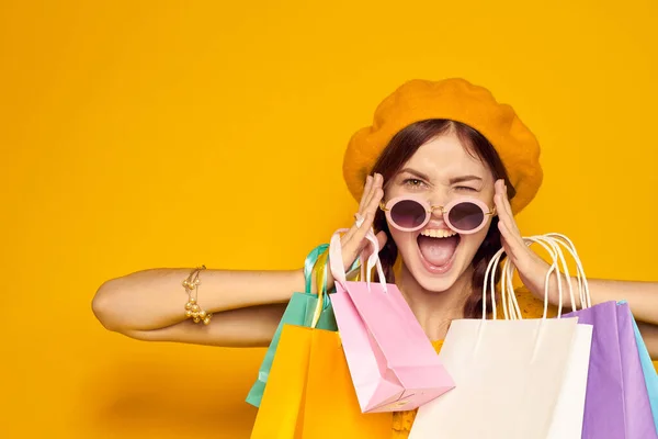 Leende kvinna i en gul hatt Shopaholic mode stil isolerad bakgrund — Stockfoto