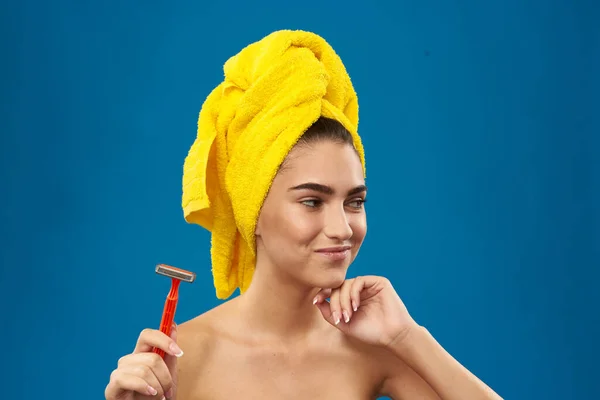 Csinos nő borotva a kézben bőrápolás higiénia kék háttér — Stock Fotó