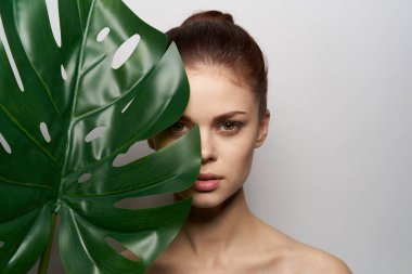 Güzel kadın palmiye yaprağı çıplak omuzlu stüdyo modeli