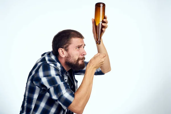 Un homme dans une chemise à carreaux bière alcool émotions fun lumière fond — Photo