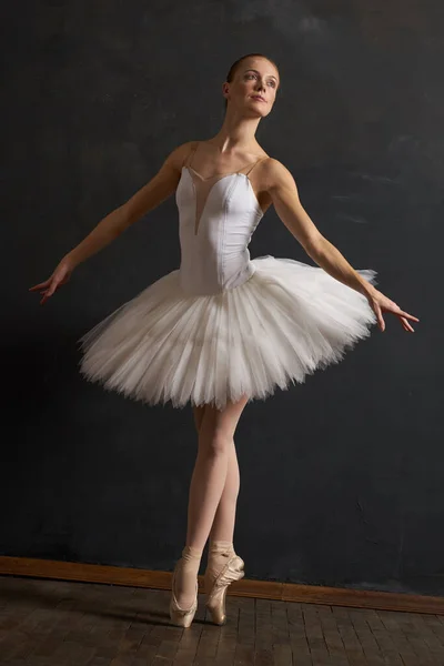 Mulher bailarina em branco tutu desempenho graça dança — Fotografia de Stock