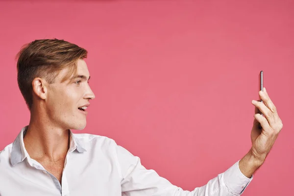 Portrait of a man in a white shirt talking on the phone studio lifestyle — Stock Photo, Image