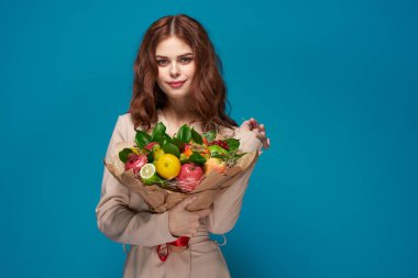 Güzel kadın gülüşü meyve buketi vitaminleri rengarenk arka planda