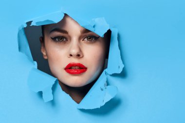 Kadın yüzü kırmızı dudaklar portre cazibesi sergiliyor