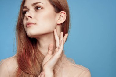Neşeli kadın saç stili eğlencesi kozmetik model stüdyosu
