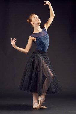 Güzel bir kadının silueti performans zarafeti koyu arkaplan