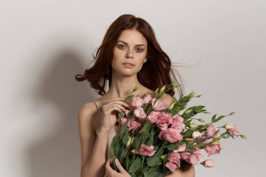 çekici kadın pembe çiçek buketi moda stüdyo modeli