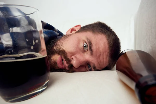 Бородатый мужчина пьет пиво алкоголь эмоции стиль жизни — стоковое фото