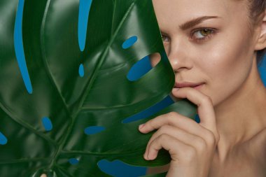 Güzel kadın palmiye yaprağı çıplak omuzlar izole edilmiş arka plan